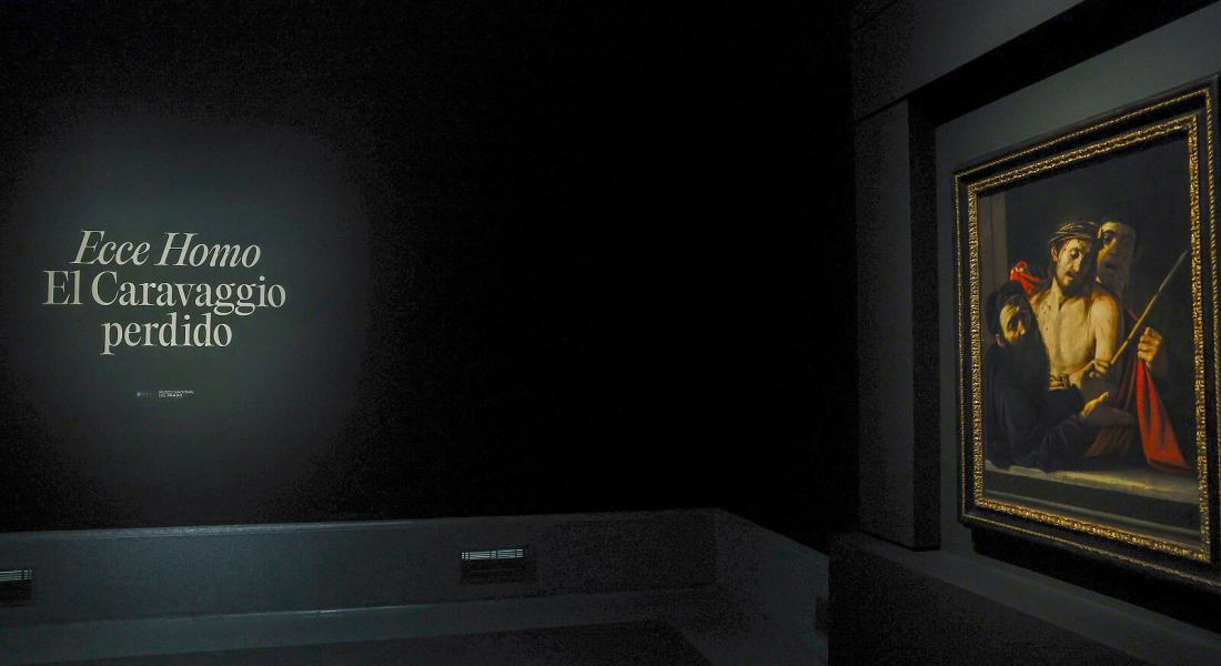 Widok obrazu Caravaggia „Ecche Homo” podczas jego prezentacji w Muzeum El Prado w Madrycie, Hiszpania (Fot. PAP/EPA/CHEMA MOYA)
